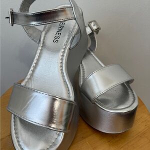 Metallic Platform Sandals women’s size 10 👡